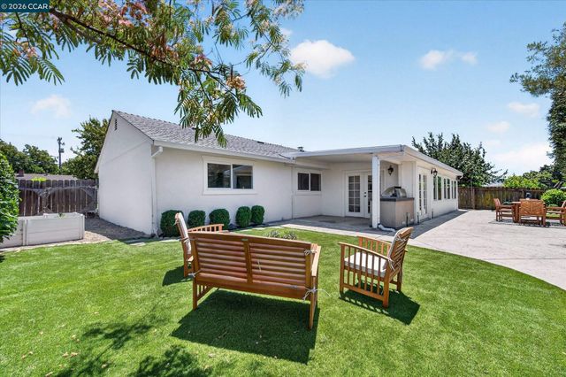160 Cleopatra Dr, Pleasant Hill, CA 94523