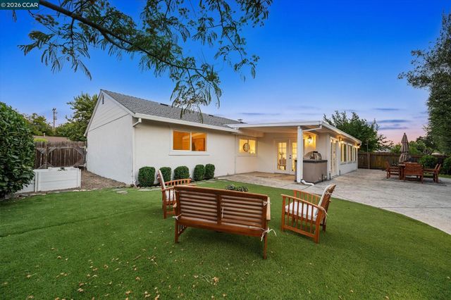 160 Cleopatra Dr, Pleasant Hill, CA 94523