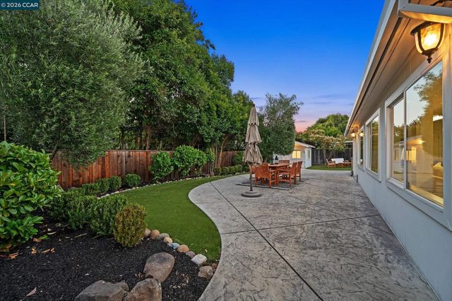 160 Cleopatra Dr, Pleasant Hill, CA 94523