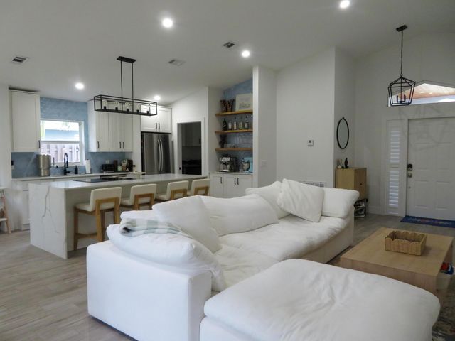 6070 Garrett Street, Jupiter, FL 33458