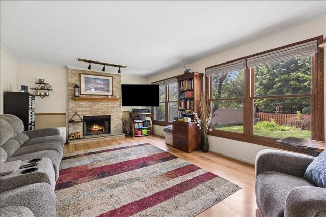 6 Crofton Court, Lake In The Hills, IL 60156
