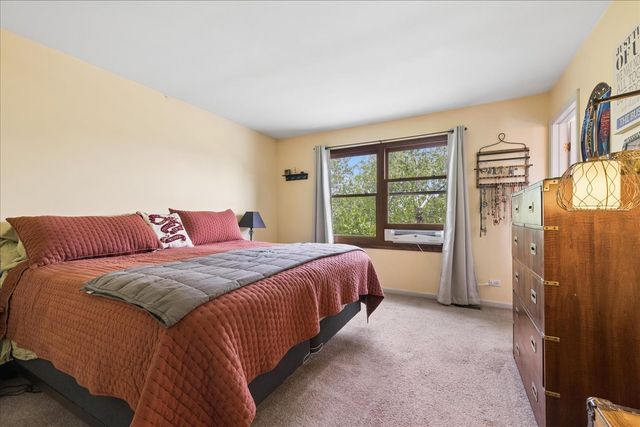 6 Crofton Court, Lake In The Hills, IL 60156