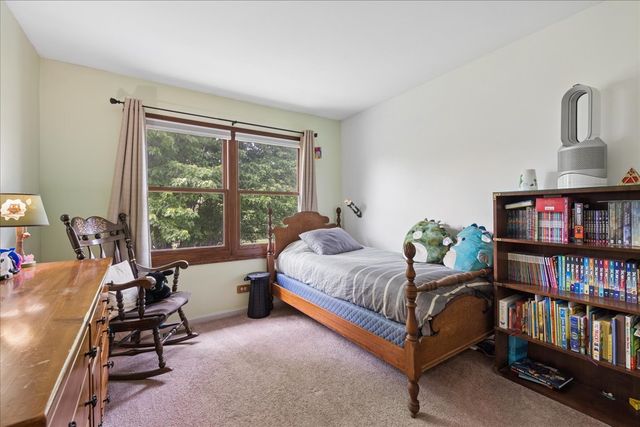 6 Crofton Court, Lake In The Hills, IL 60156