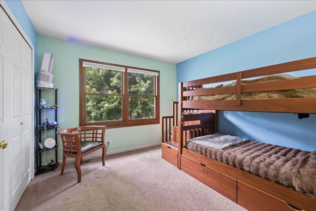 6 Crofton Court, Lake In The Hills, IL 60156