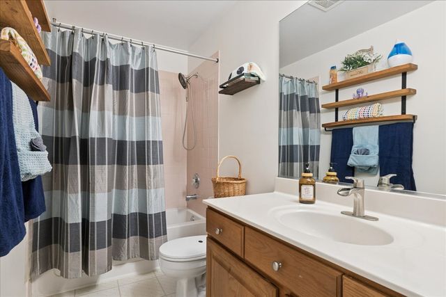 6 Crofton Court, Lake In The Hills, IL 60156