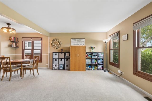 6 Crofton Court, Lake In The Hills, IL 60156