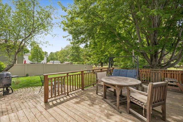 6 Crofton Court, Lake In The Hills, IL 60156