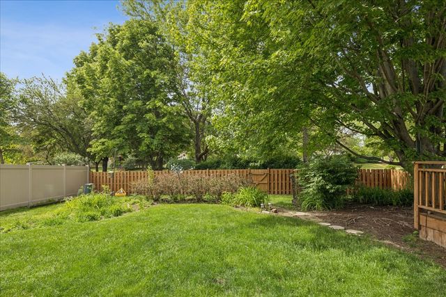 6 Crofton Court, Lake In The Hills, IL 60156