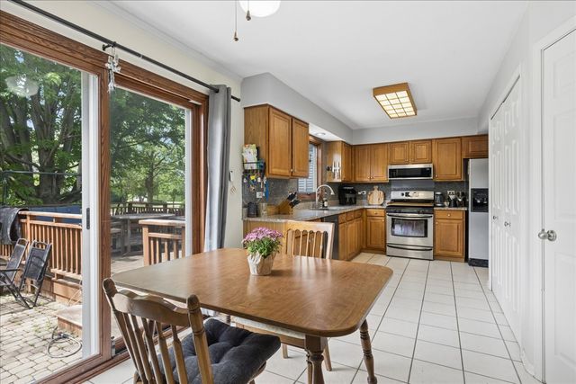 6 Crofton Court, Lake In The Hills, IL 60156
