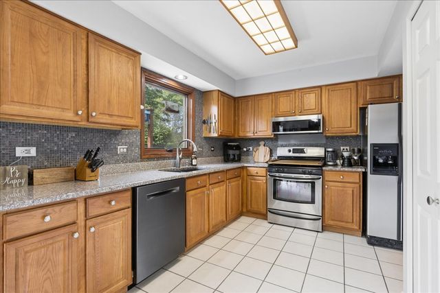 6 Crofton Court, Lake In The Hills, IL 60156