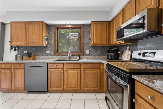 6 Crofton Court, Lake In The Hills, IL 60156