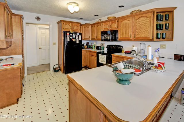 410 Old Towne Rd, Louisville, KY 40214