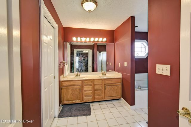 410 Old Towne Rd, Louisville, KY 40214