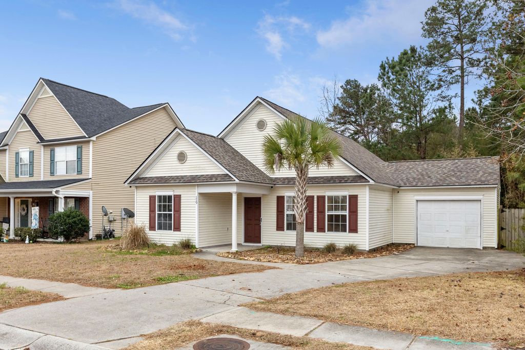 Image 3 of property listing at 119 Patriot Lane, Summerville, SC 29486