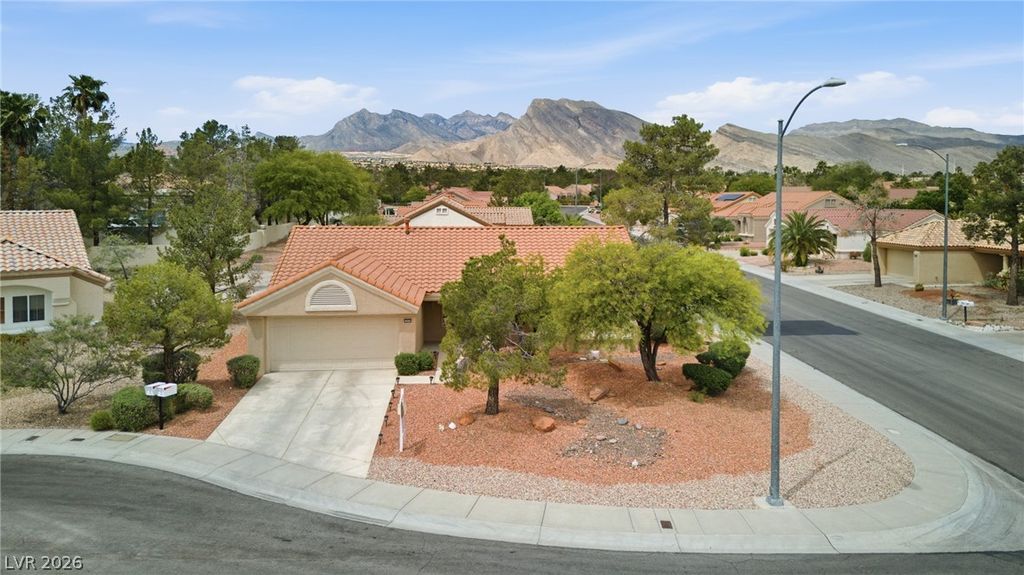 Image 4 of property listing at 2809 Tumble Creek Court, Las Vegas, NV 89134