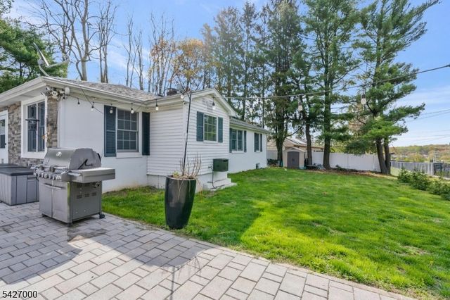 54 Academy Ln, Chester Boro, NJ 07930