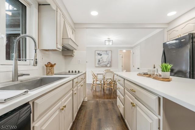 54 Academy Ln, Chester Boro, NJ 07930