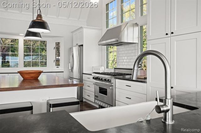 6390 Commerce Road, West Bloomfield, MI 48324