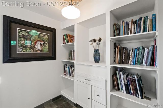 6390 Commerce Road, West Bloomfield, MI 48324