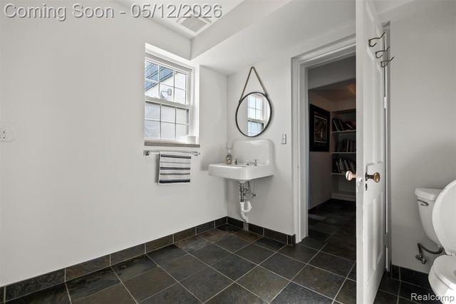 6390 Commerce Road, West Bloomfield, MI 48324