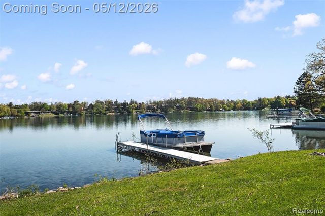 6390 Commerce Road, West Bloomfield, MI 48324