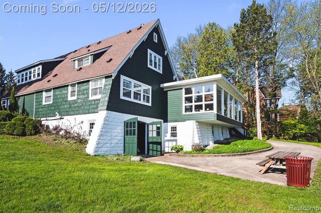 6390 Commerce Road, West Bloomfield, MI 48324