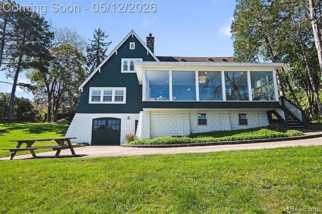 6390 Commerce Road, West Bloomfield, MI 48324