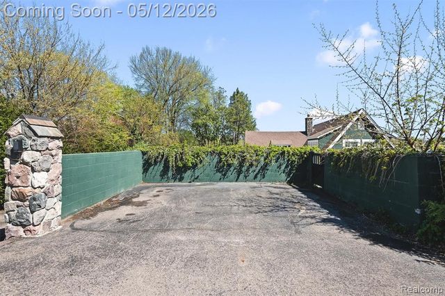 6390 Commerce Road, West Bloomfield, MI 48324