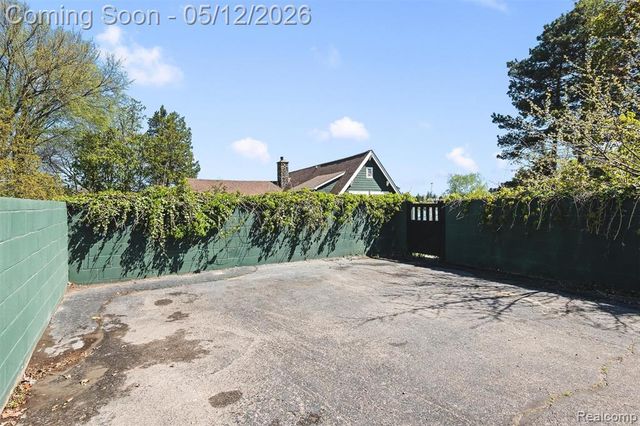 6390 Commerce Road, West Bloomfield, MI 48324