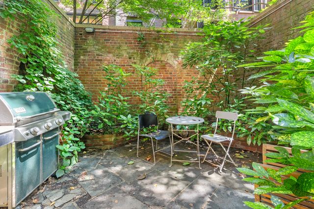 33 W 9TH Street, New York City, NY 10011