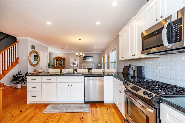 19 Eustis Avenue, Newport, RI 02840