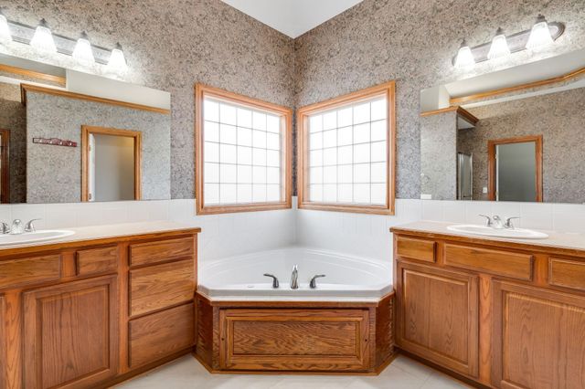 8602 W SHADOW LAKES ST., Wichita, KS 67205