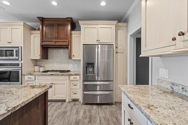 445 Bryant Blvd, Bridge City, TX 77611