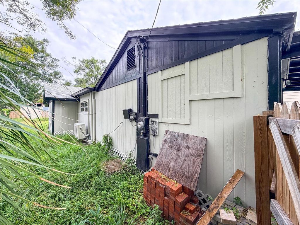 Image 2 of property listing at 8308 N MULBERRY STREET, Tampa, FL 33604