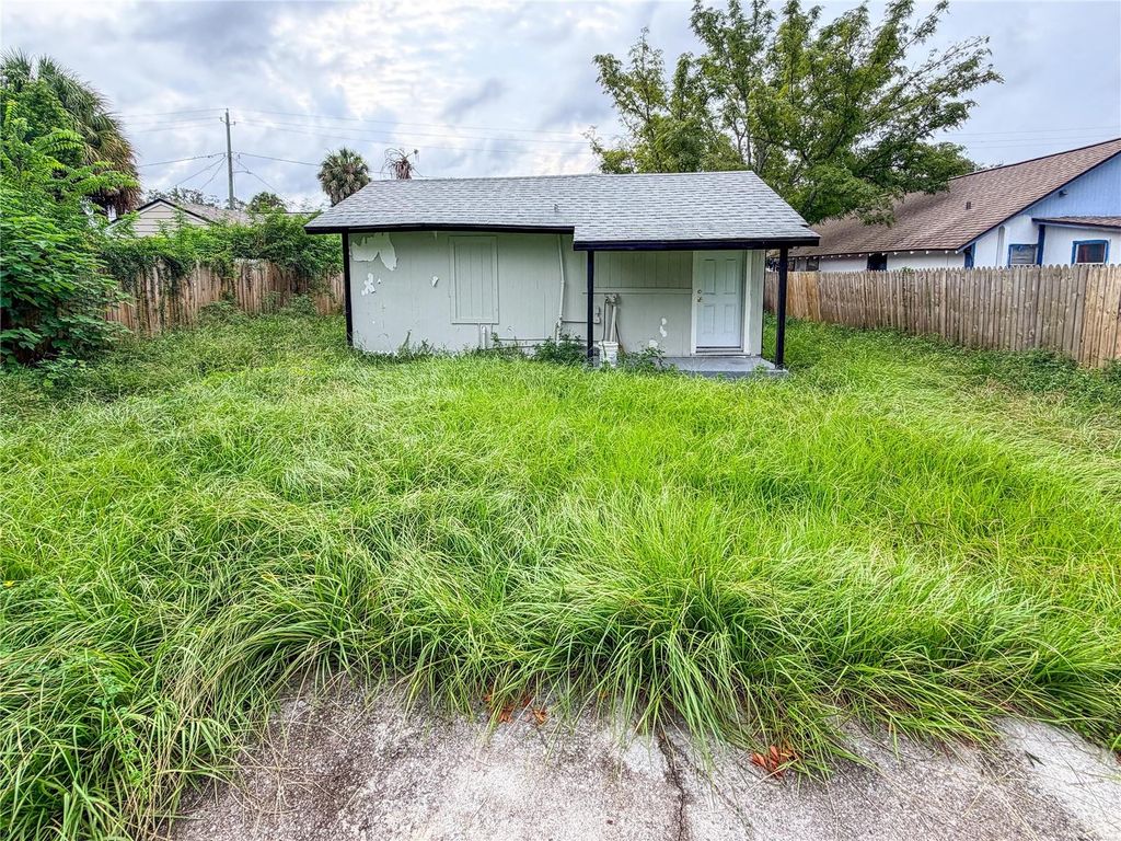 Image 4 of property listing at 8308 N MULBERRY STREET, Tampa, FL 33604