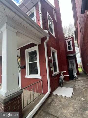 311 W HIGH ST, Womelsdorf, PA 19567