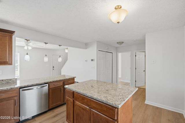 7714 Texlyn Ct, Louisville, KY 40258