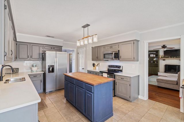 2143 WOODSIDE DR, Germantown, TN 38138