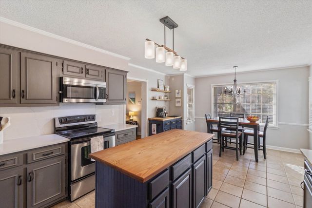 2143 WOODSIDE DR, Germantown, TN 38138