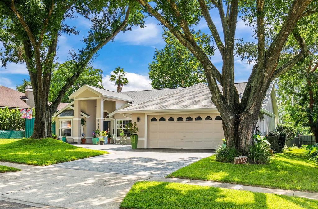Image 2 of property listing at 944 ALMOND TREE CIRCLE, Orlando, FL 32835