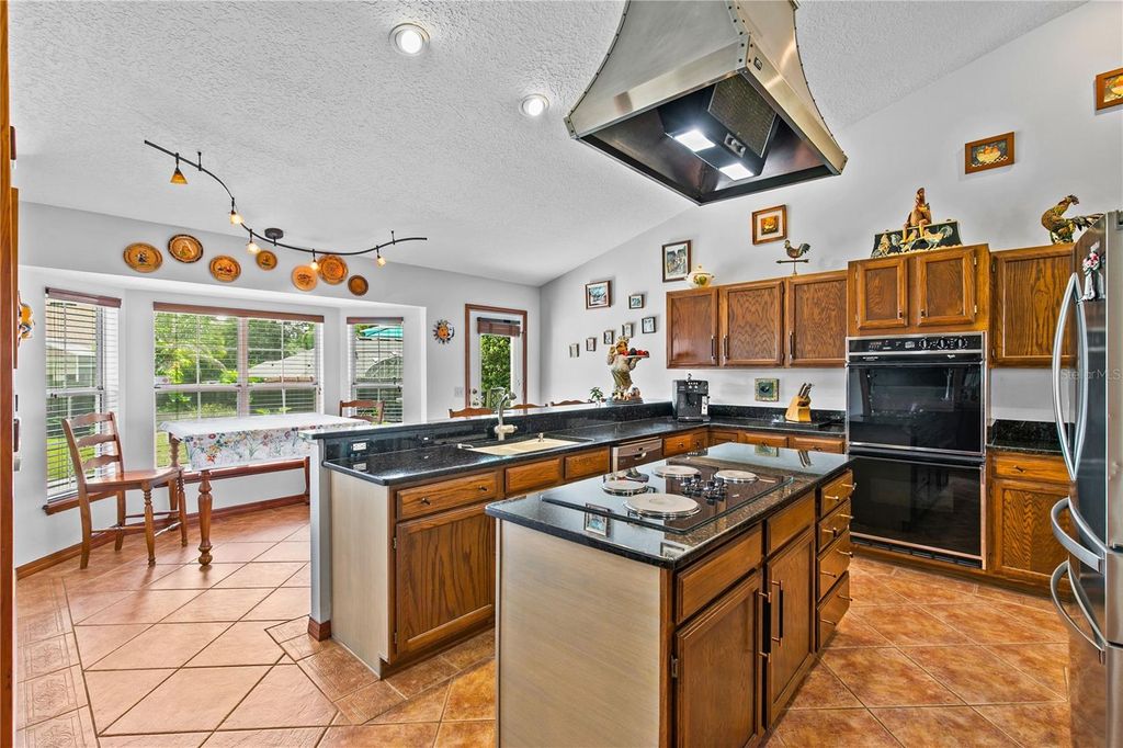 Image 12 of property listing at 944 ALMOND TREE CIRCLE, Orlando, FL 32835