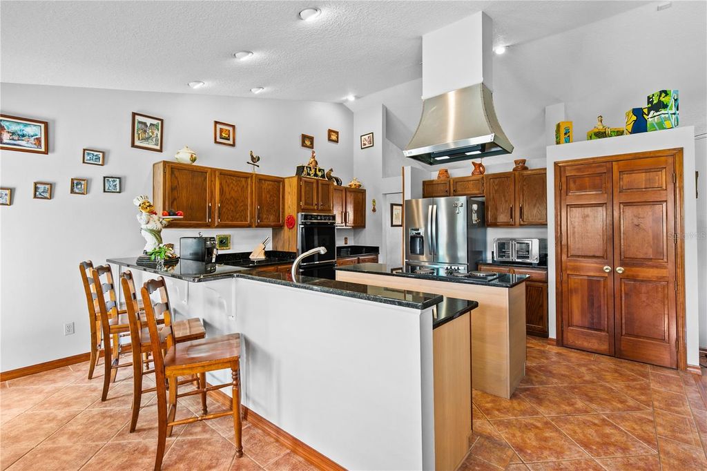 Image 13 of property listing at 944 ALMOND TREE CIRCLE, Orlando, FL 32835