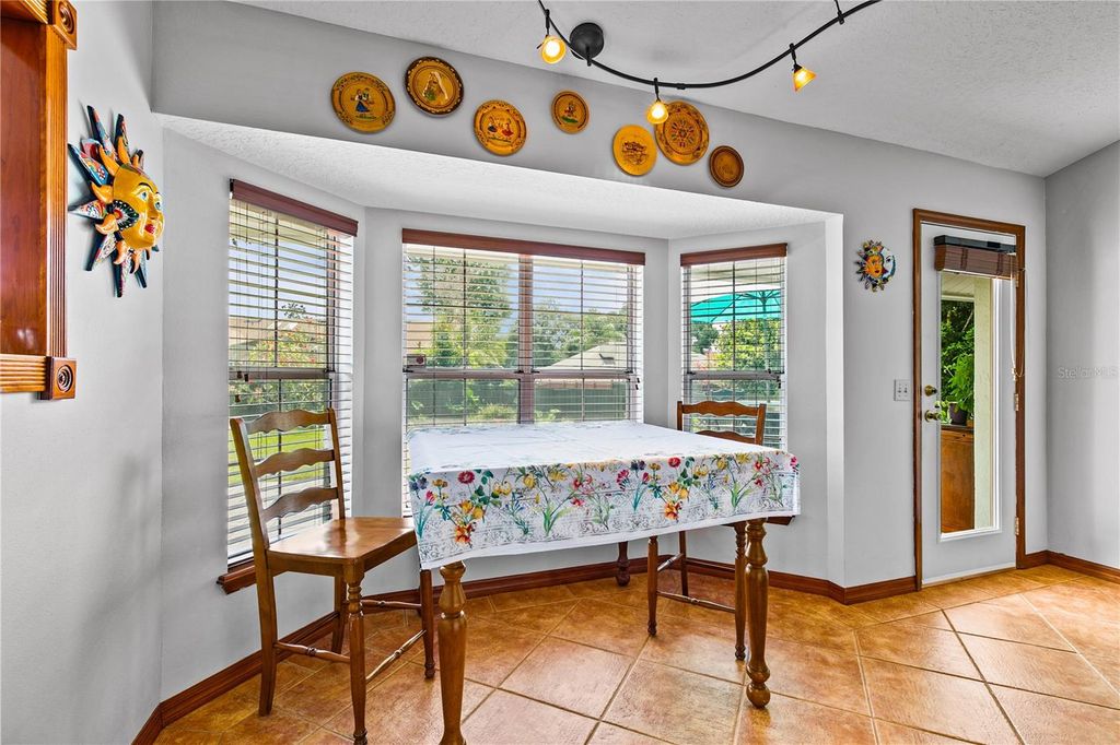 Image 15 of property listing at 944 ALMOND TREE CIRCLE, Orlando, FL 32835