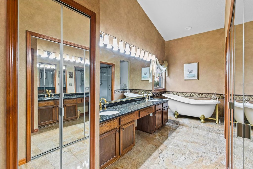 Image 18 of property listing at 944 ALMOND TREE CIRCLE, Orlando, FL 32835