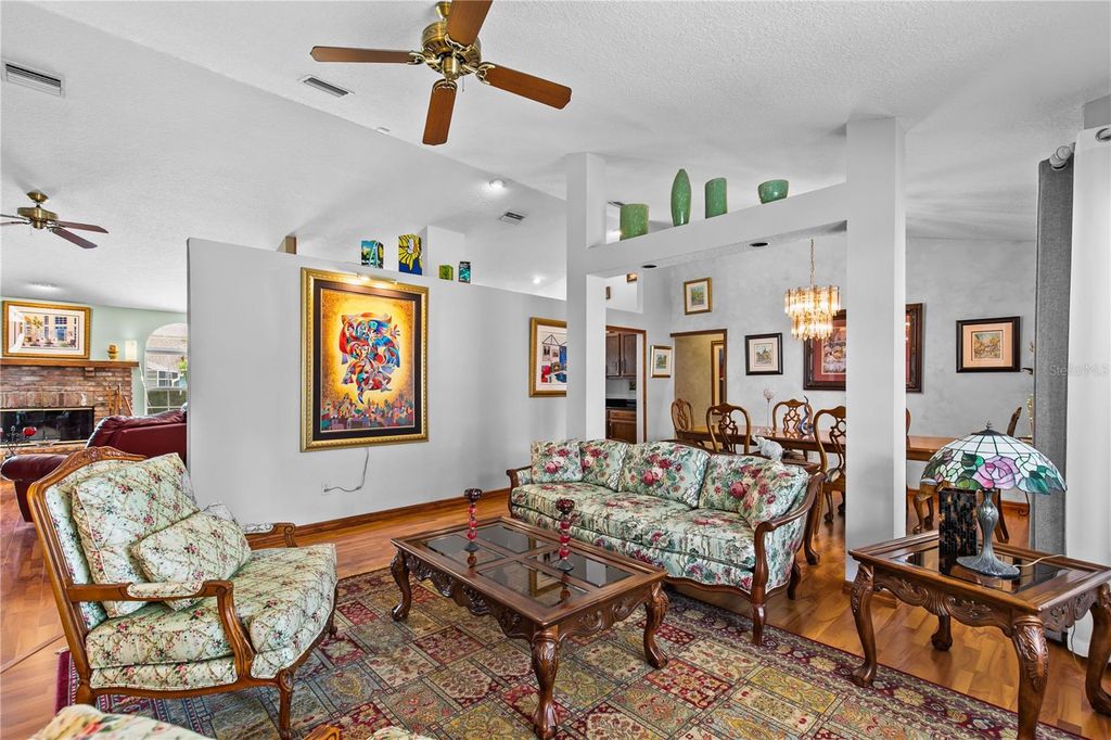 Image 6 of property listing at 944 ALMOND TREE CIRCLE, Orlando, FL 32835