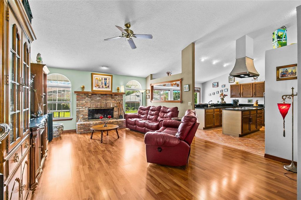 Image 9 of property listing at 944 ALMOND TREE CIRCLE, Orlando, FL 32835