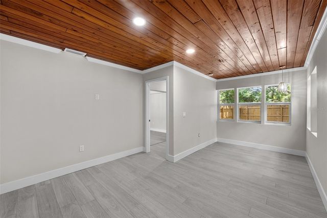 2001 E POWHATAN AVENUE, Tampa, FL 33610