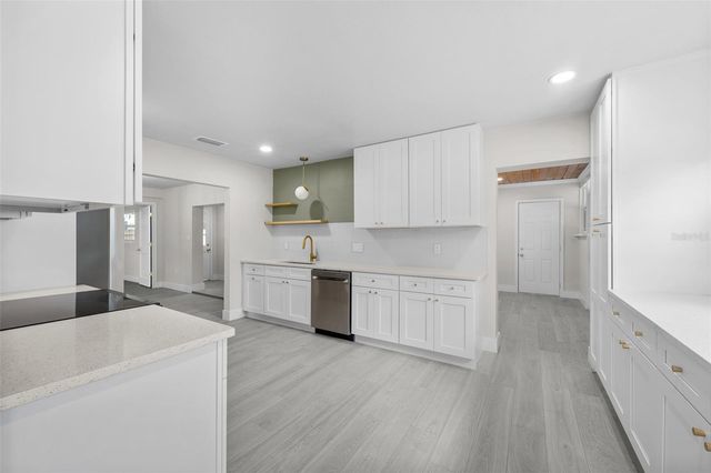 2001 E POWHATAN AVENUE, Tampa, FL 33610