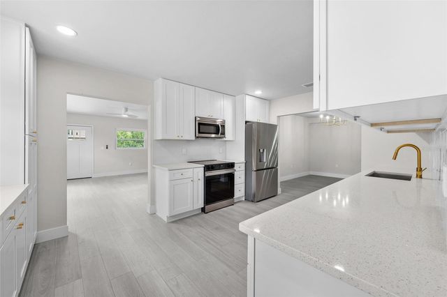 2001 E POWHATAN AVENUE, Tampa, FL 33610