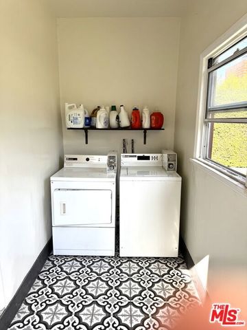 2005 Oak Street, Santa Monica, CA 90405